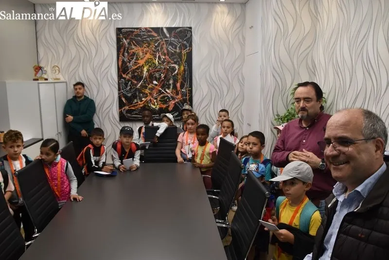 Escolares de Primaria e Infantil del CEIP Miguel de Cervantes, de Guijuelo, visitan la Redacción de SALAMANCA AL DÍA. Foto: Vanesa Martins