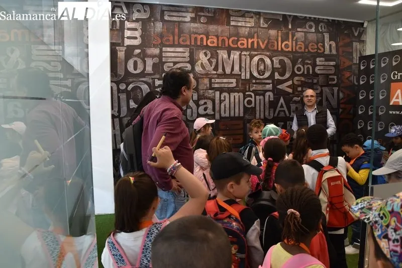 Escolares de Primaria e Infantil del CEIP Miguel de Cervantes, de Guijuelo, visitan la Redacción de SALAMANCA AL DÍA. Foto: Vanesa Martins