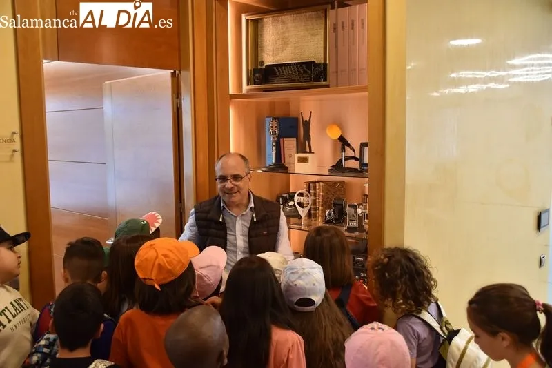 Escolares de Primaria e Infantil del CEIP Miguel de Cervantes, de Guijuelo, visitan la Redacción de SALAMANCA AL DÍA. Foto: Vanesa Martins