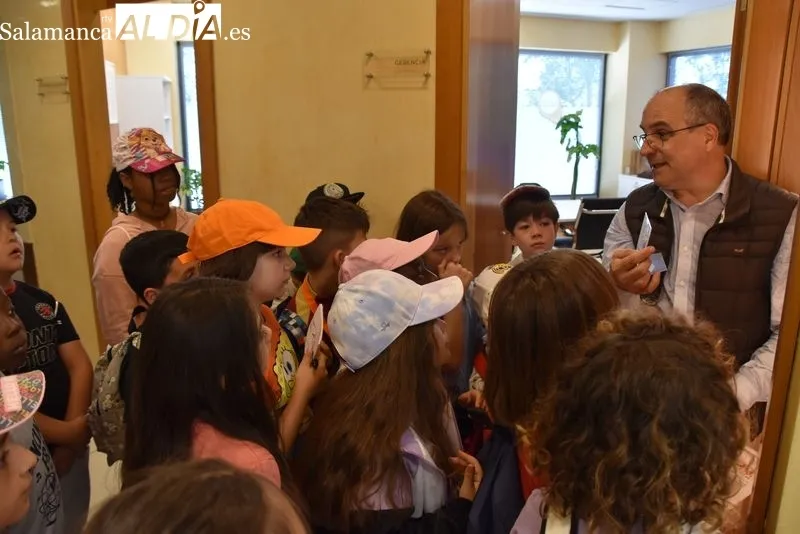Escolares de Primaria e Infantil del CEIP Miguel de Cervantes, de Guijuelo, visitan la Redacción de SALAMANCA AL DÍA. Foto: Vanesa Martins