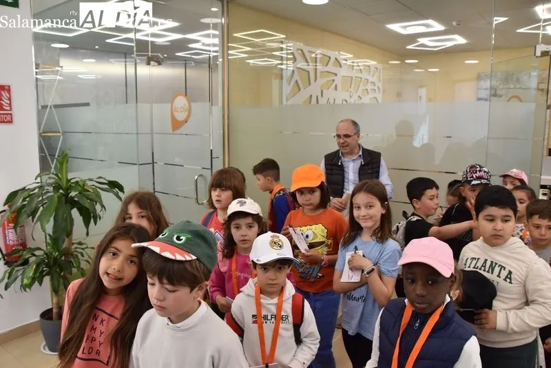 Escolares de Primaria e Infantil del CEIP Miguel de Cervantes, de Guijuelo, visitan la Redacción de SALAMANCA AL DÍA. Foto: Vanesa Martins