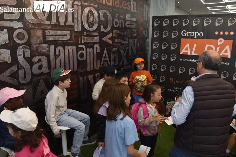 Escolares de Primaria e Infantil del CEIP Miguel de Cervantes, de Guijuelo, visitan la Redacción de SALAMANCA AL DÍA. Foto: Vanesa Martins