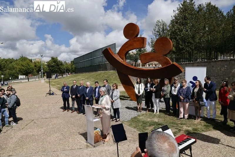Inauguración de la escultura instalada frente a la Facultad de Enfermería y Fisioterapita de la USAL. Foto: David Sañudo