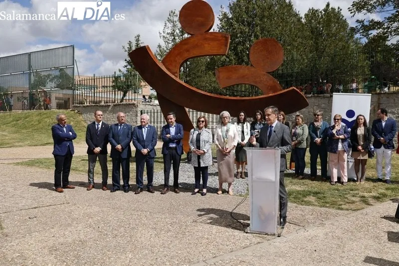 Inauguración de la escultura instalada frente a la Facultad de Enfermería y Fisioterapita de la USAL. Foto: David Sañudo