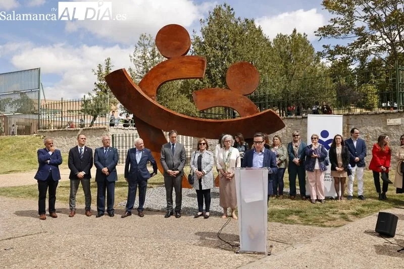 Inauguración de la escultura instalada frente a la Facultad de Enfermería y Fisioterapita de la USAL. Foto: David Sañudo