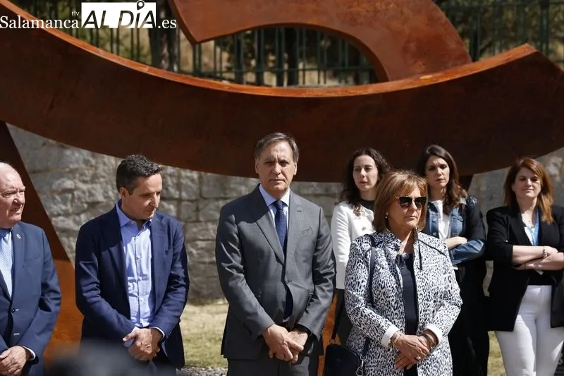 Inauguración de la escultura instalada frente a la Facultad de Enfermería y Fisioterapita de la USAL. Foto: David Sañudo