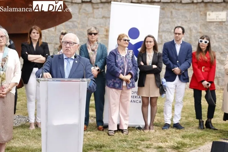 Inauguración de la escultura instalada frente a la Facultad de Enfermería y Fisioterapita de la USAL. Foto: David Sañudo