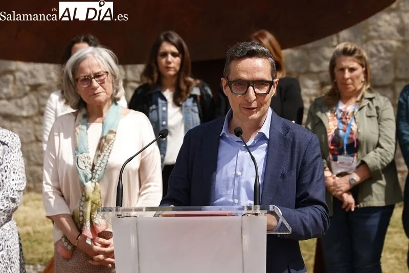 Inauguración de la escultura instalada frente a la Facultad de Enfermería y Fisioterapita de la USAL. Foto: David Sañudo