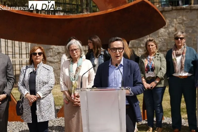 Inauguración de la escultura instalada frente a la Facultad de Enfermería y Fisioterapita de la USAL. Foto: David Sañudo