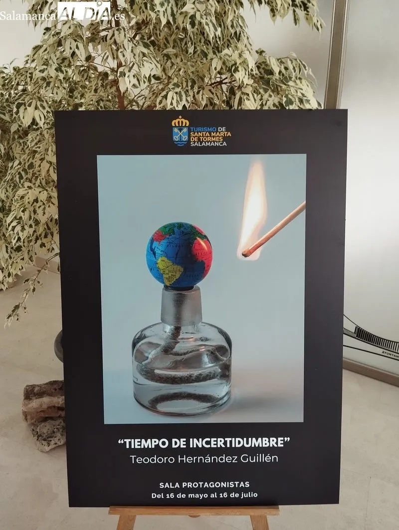 El artista fotógrafo Teodoro Hernández Guillén expone en la sala “Protagonistas” del Ayuntamiento de Santa Marta algunas fotos de su proyecto titulado: “Tiempo de incertidumbre”