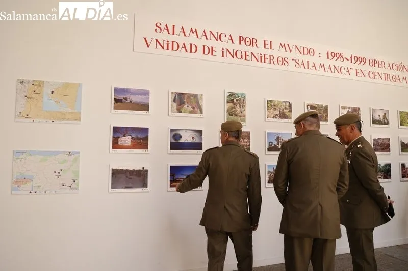 Exposición fotográfica 'Salamanca por el mundo', en el patio del palacio de la Salina. Foto: David Sañudo