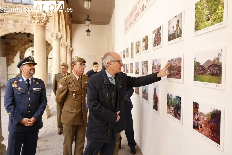 Exposición fotográfica 'Salamanca por el mundo', en el patio del palacio de la Salina. Foto: David Sañudo
