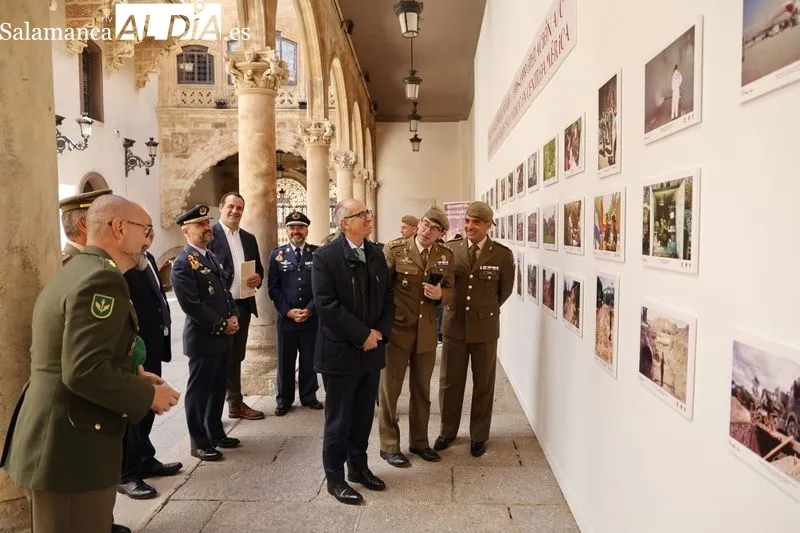 Exposición fotográfica 'Salamanca por el mundo', en el patio del palacio de la Salina. Foto: David Sañudo