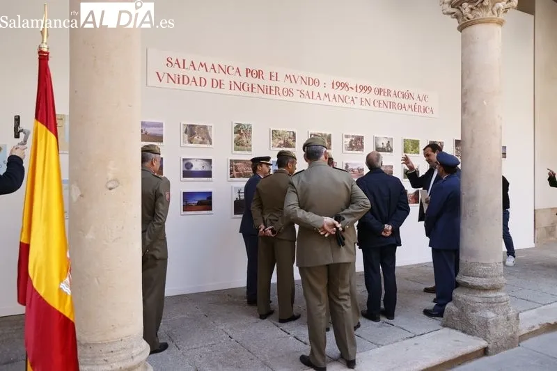 Exposición fotográfica 'Salamanca por el mundo', en el patio del palacio de la Salina. Foto: David Sañudo