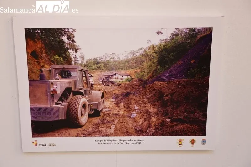Exposición fotográfica 'Salamanca por el mundo', en el patio del palacio de la Salina. Foto: David Sañudo