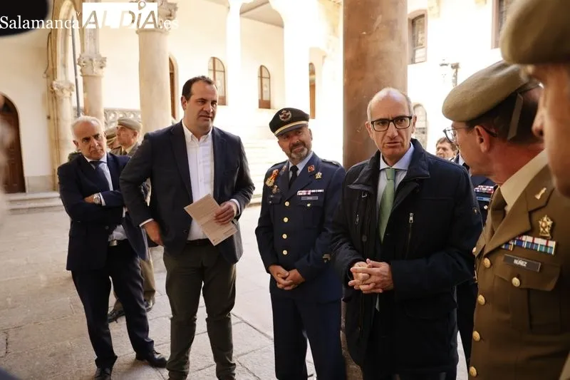 Exposición fotográfica 'Salamanca por el mundo', en el patio del palacio de la Salina. Foto: David Sañudo