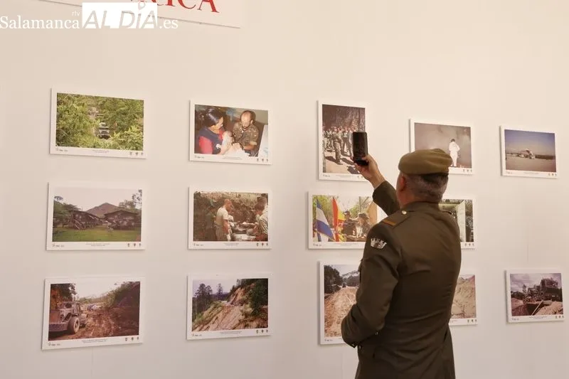 Exposición fotográfica 'Salamanca por el mundo', en el patio del palacio de la Salina. Foto: David Sañudo