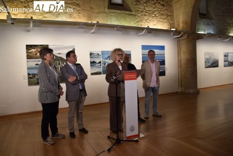 Exposición fotográfica 'En torno al blanco' en la Sala de Exposiciones del Patio de Escuelas Menores. Foto: Vanesa Martins