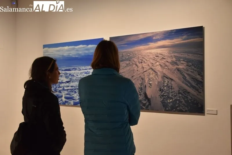 Exposición fotográfica 'En torno al blanco' en la Sala de Exposiciones del Patio de Escuelas Menores. Foto: Vanesa Martins