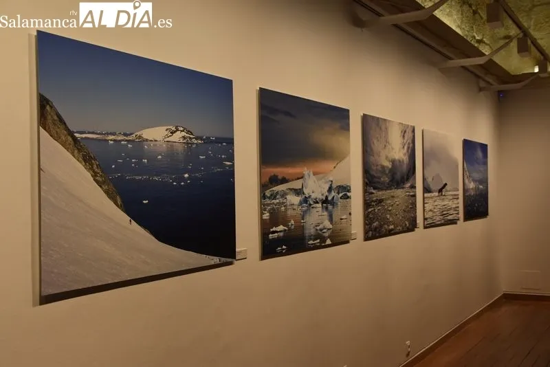 Exposición fotográfica 'En torno al blanco' en la Sala de Exposiciones del Patio de Escuelas Menores. Foto: Vanesa Martins
