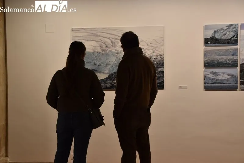 Exposición fotográfica 'En torno al blanco' en la Sala de Exposiciones del Patio de Escuelas Menores. Foto: Vanesa Martins