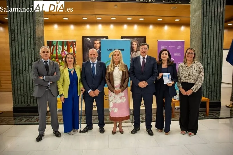 Foto 4 - Esther del Br&iacute;o inaugura la exposici&oacute;n &lsquo;Las edades de la inclusi&oacute;n financiera&rsquo; en el Congreso de los Diputados