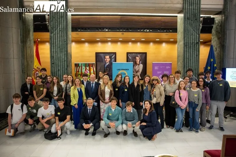 Foto 2 - Esther del Br&iacute;o inaugura la exposici&oacute;n &lsquo;Las edades de la inclusi&oacute;n financiera&rsquo; en el Congreso de los Diputados