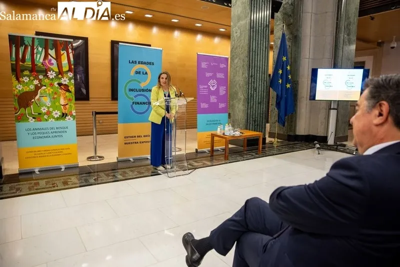 Foto 8 - Esther del Br&iacute;o inaugura la exposici&oacute;n &lsquo;Las edades de la inclusi&oacute;n financiera&rsquo; en el Congreso de los Diputados