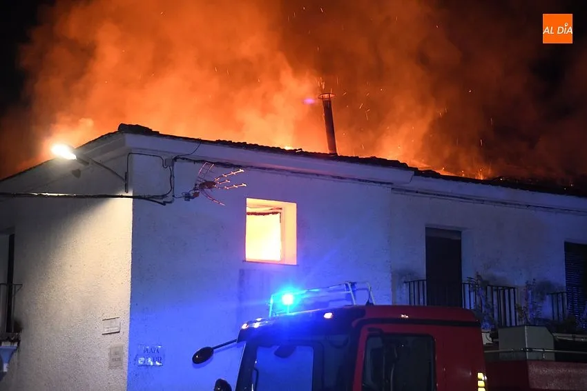 Incendio en una casa habitada en Águeda/ Fotos: Adrián M.Pastor