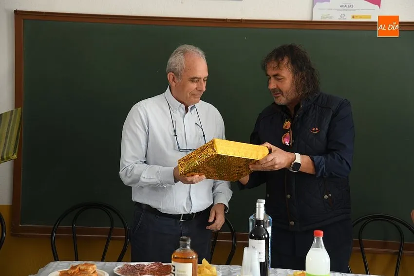 Agallas homenajea a su médico de  familia por jubilación / Fotos: Adrián M.Pastor