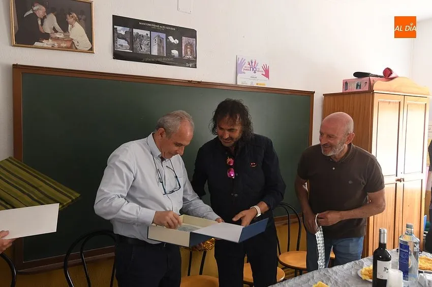 Agallas homenajea a su médico de  familia por jubilación / Fotos: Adrián M.Pastor