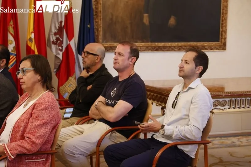 El concejal de Turismo, Ángel Fernández Silva, en el Ayuntamiento, en la presentación del espectáculo del Ibérico que llega a Salamanca. Foto: David Sañudo