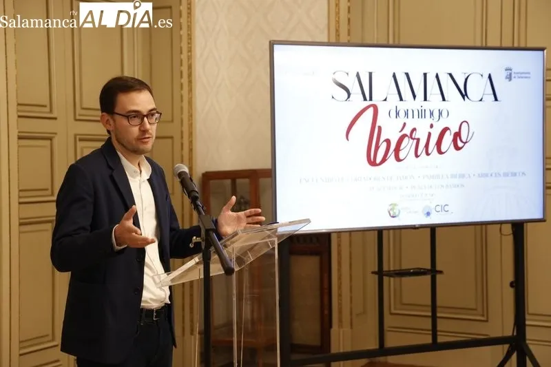El concejal de Turismo, Ángel Fernández Silva, en el Ayuntamiento, en la presentación del espectáculo del Ibérico que llega a Salamanca. Foto: David Sañudo