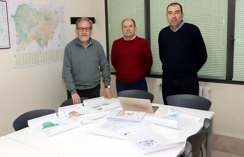 De izquierda a derecha: Juan Ignacio Plaza Gutiérrez, José Manuel Llorente Pinto y José Luis Sánchez Hernández del Departamento de Geografía de la USAL. Foto: USAL