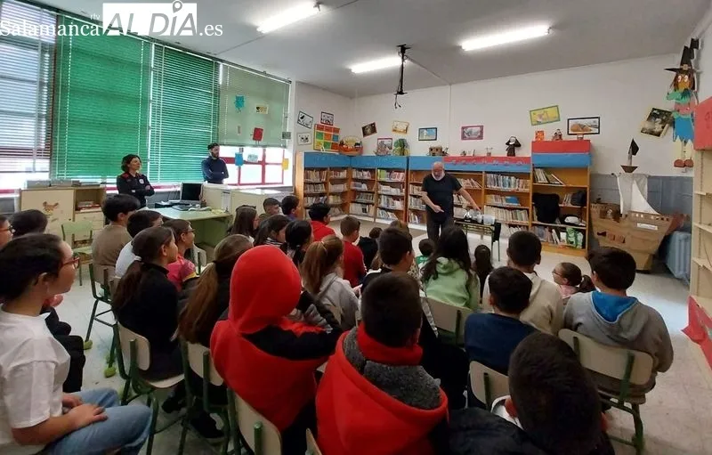 Foto 6 - Las historias de Fernando Salda&ntilde;a deleitan a los alumnos del Colegio Santa Teresa