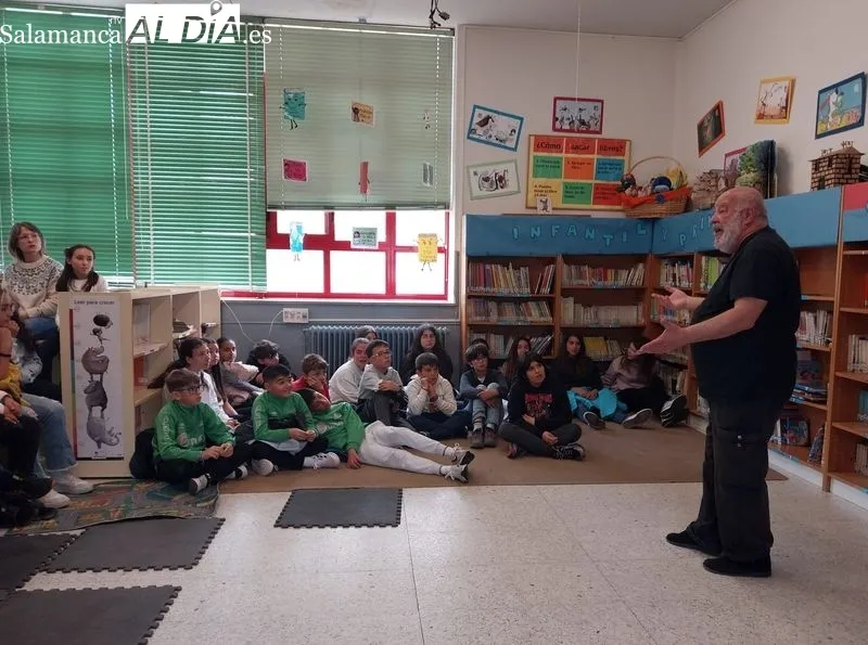 Foto 5 - Las historias de Fernando Salda&ntilde;a deleitan a los alumnos del Colegio Santa Teresa