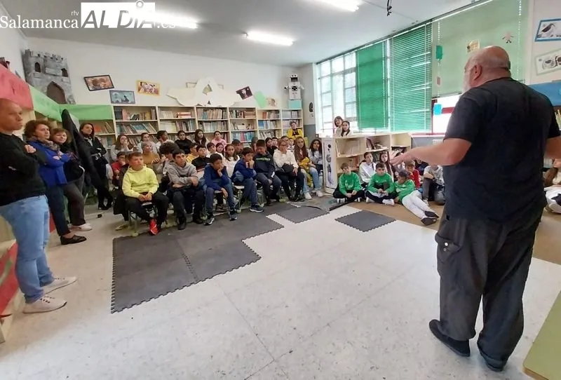 Foto 4 - Las historias de Fernando Salda&ntilde;a deleitan a los alumnos del Colegio Santa Teresa