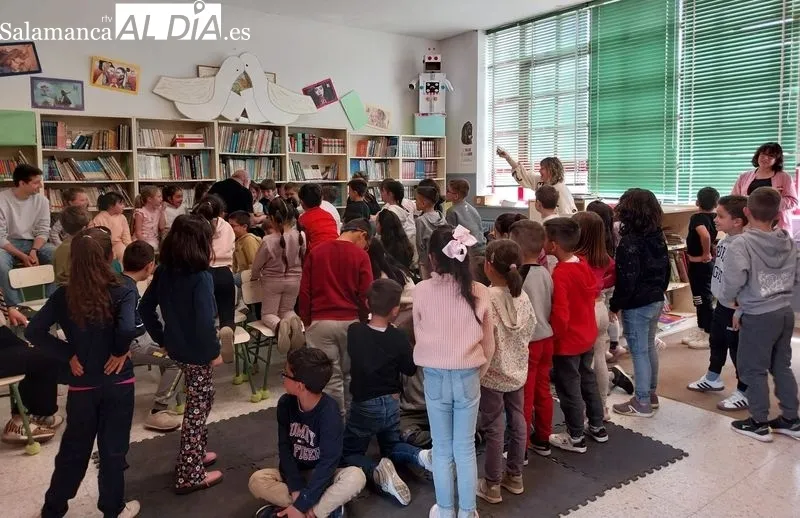 Foto 2 - Las historias de Fernando Salda&ntilde;a deleitan a los alumnos del Colegio Santa Teresa