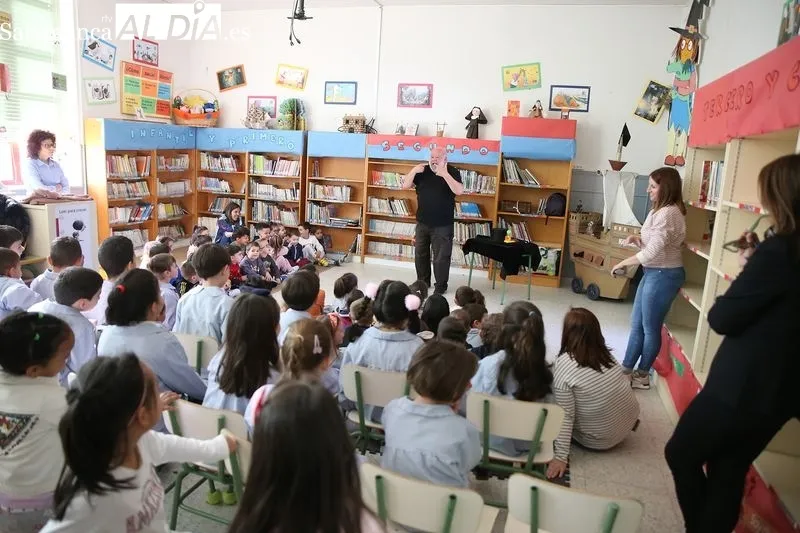 Foto 16 - Las historias de Fernando Salda&ntilde;a deleitan a los alumnos del Colegio Santa Teresa