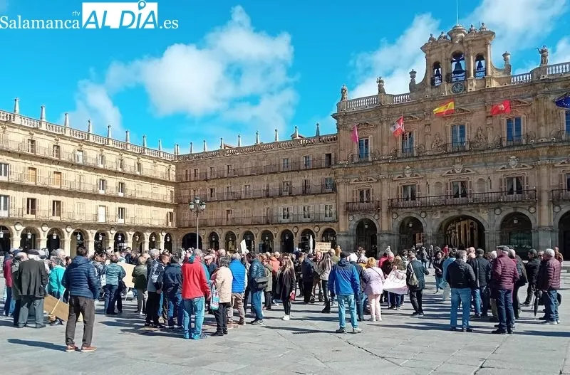 Protestas en Salamanca de vecinos de El Cerro y Peñacaballera por la falta de atención médica