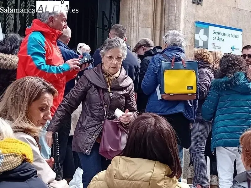 Protestas en Salamanca de vecinos de El Cerro y Peñacaballera por la falta de atención médica