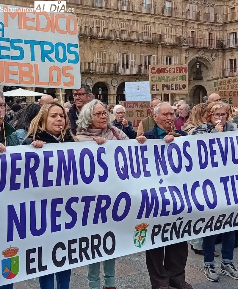 Protestas en Salamanca de vecinos de El Cerro y Peñacaballera por la falta de atención médica