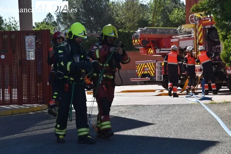 Maniobra en la que los bomberos de Salamanca sofocan un incendio bajo rasante | FOTOS: Vanesa Martins 