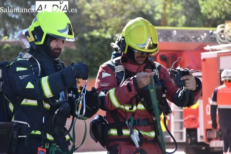 Maniobra en la que los bomberos de Salamanca sofocan un incendio bajo rasante | FOTOS: Vanesa Martins 