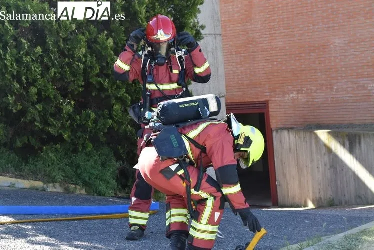 Maniobra en la que los bomberos de Salamanca sofocan un incendio bajo rasante | FOTOS: Vanesa Martins 
