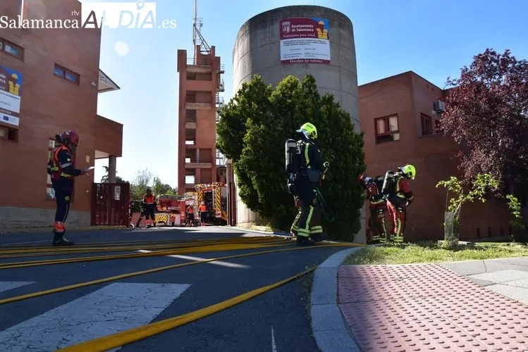 Maniobra en la que los bomberos de Salamanca sofocan un incendio bajo rasante | FOTOS: Vanesa Martins 