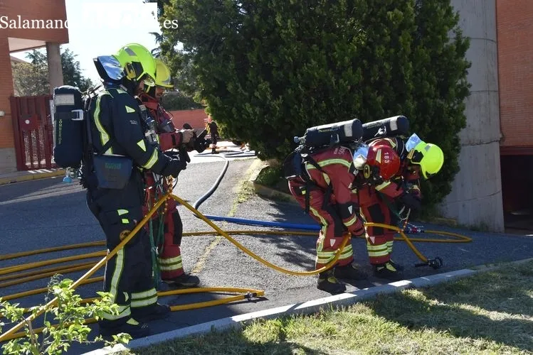 Maniobra en la que los bomberos de Salamanca sofocan un incendio bajo rasante | FOTOS: Vanesa Martins 