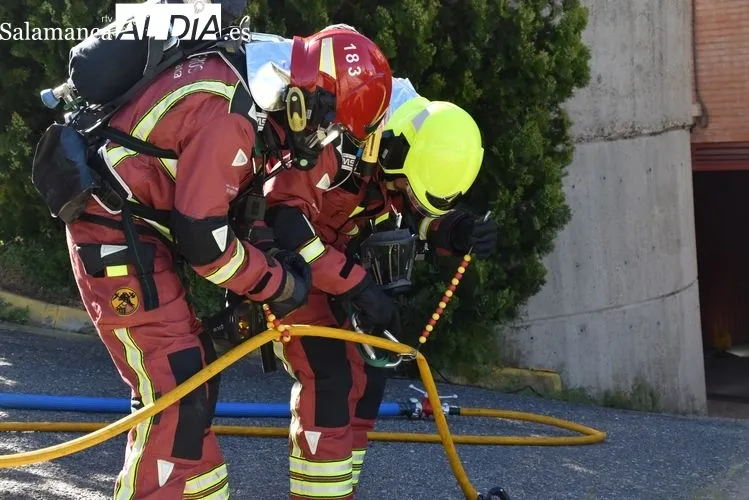 Maniobra en la que los bomberos de Salamanca sofocan un incendio bajo rasante | FOTOS: Vanesa Martins 