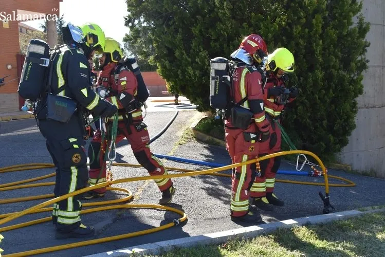 Maniobra en la que los bomberos de Salamanca sofocan un incendio bajo rasante | FOTOS: Vanesa Martins 