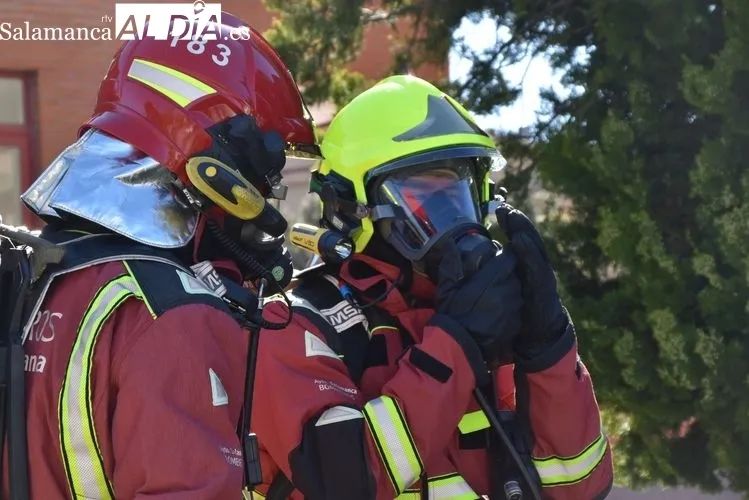Maniobra en la que los bomberos de Salamanca sofocan un incendio bajo rasante | FOTOS: Vanesa Martins 